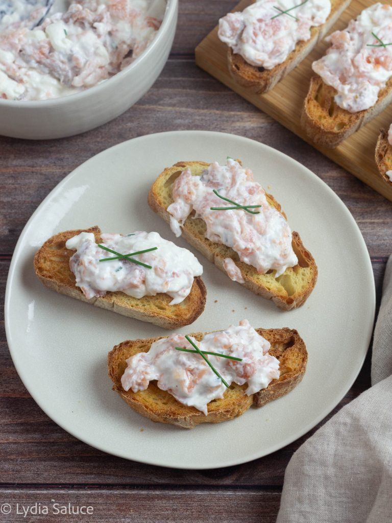 Bruschettas con salmón y stracciatella