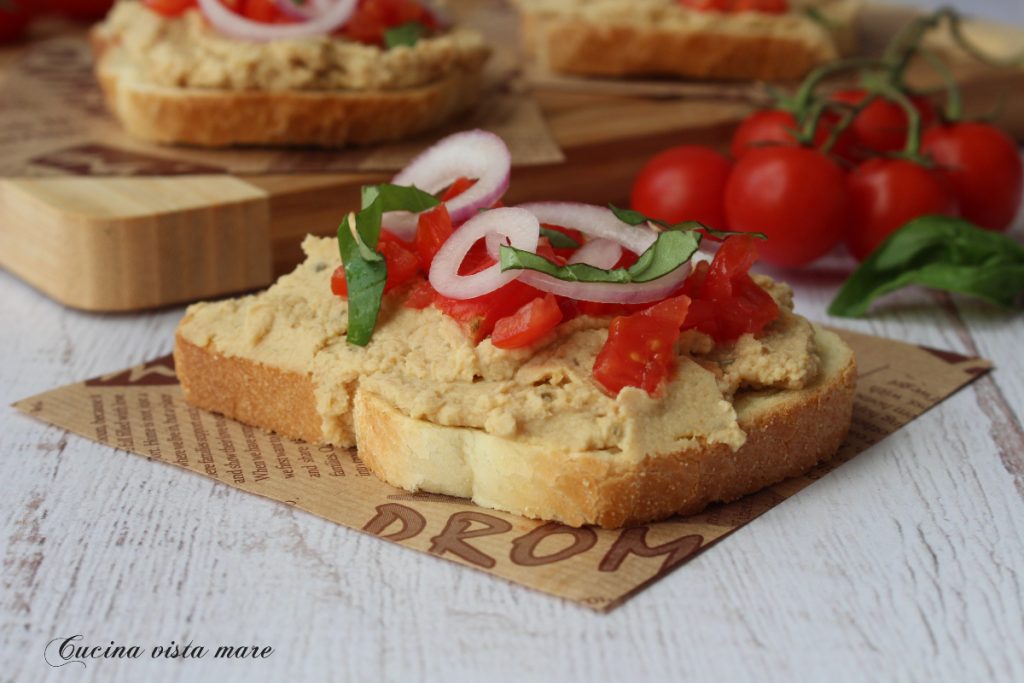 Bruschettas crema de garbanzos y tomatitos Cocina vista al mar