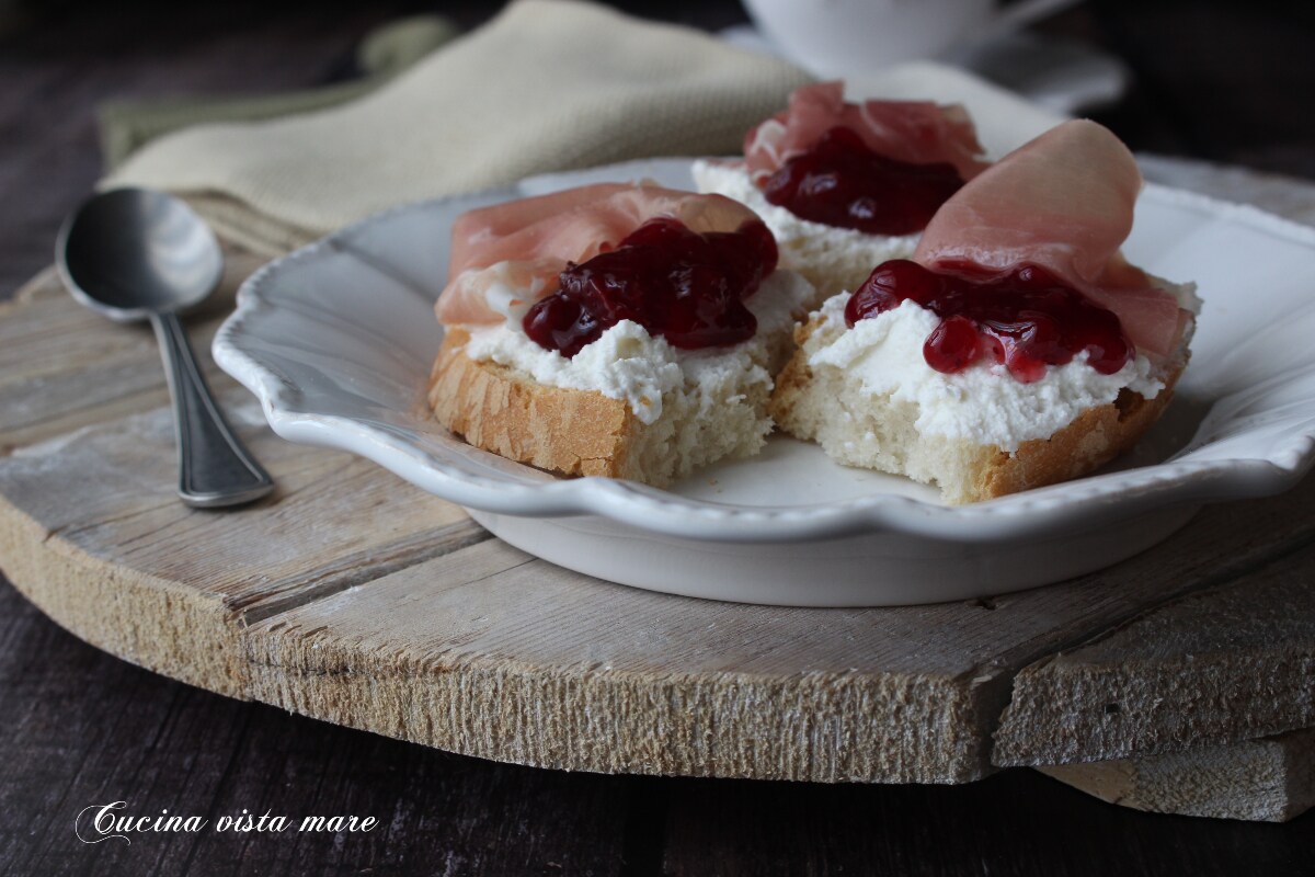 Bruschettas ricotta y jamón
