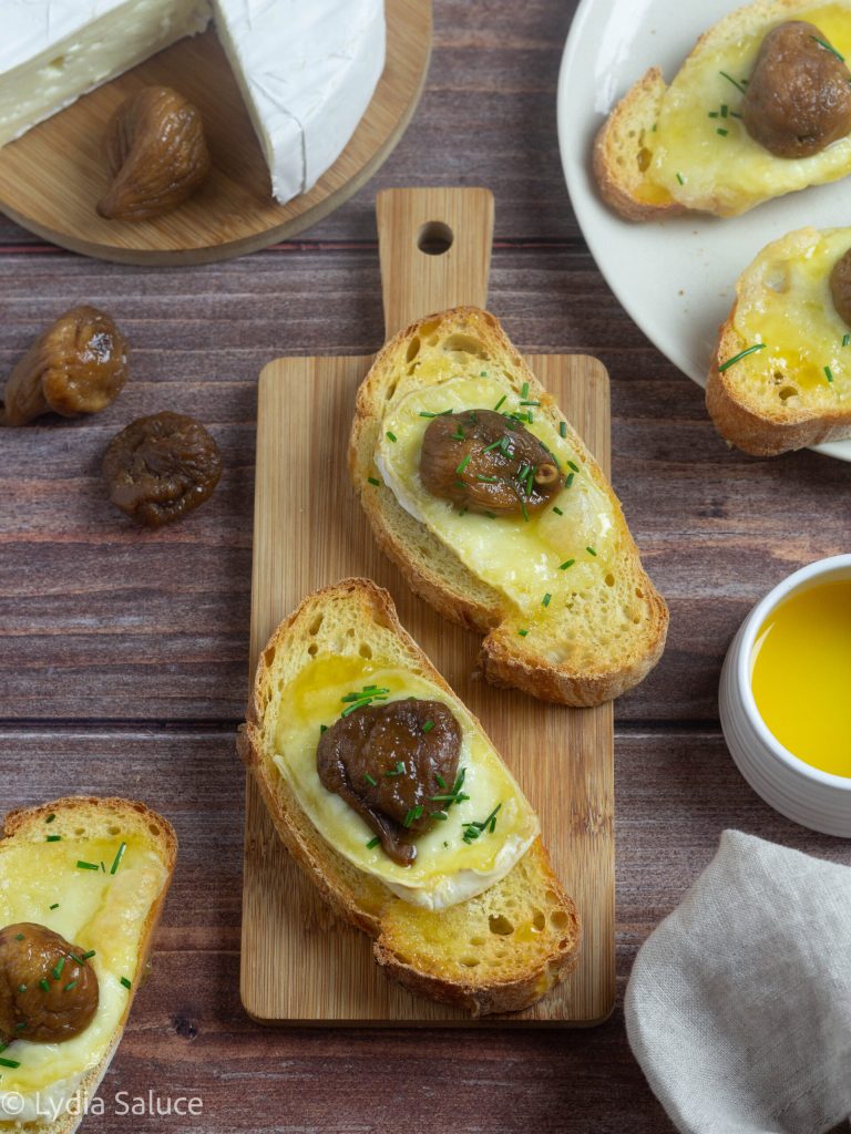 Bruschettas de brie y higos secos