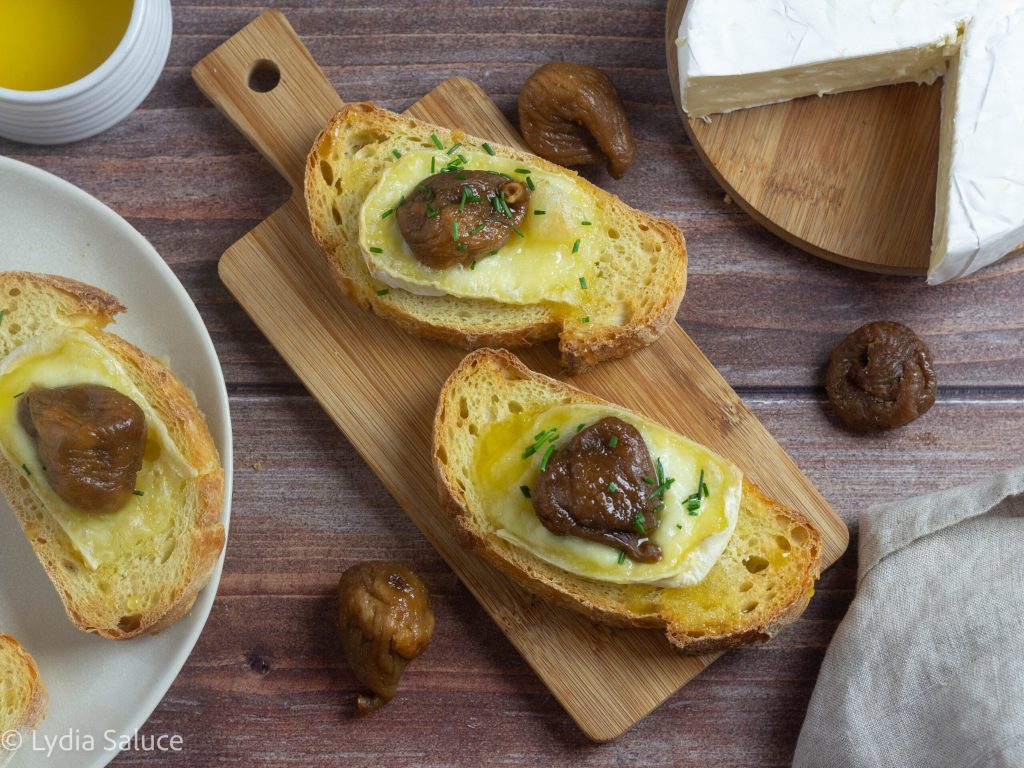 Bruschettas de brie y higos secos