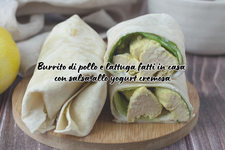 Burrito de pollo y lechuga hechos en casa con salsa de yogur cremosa