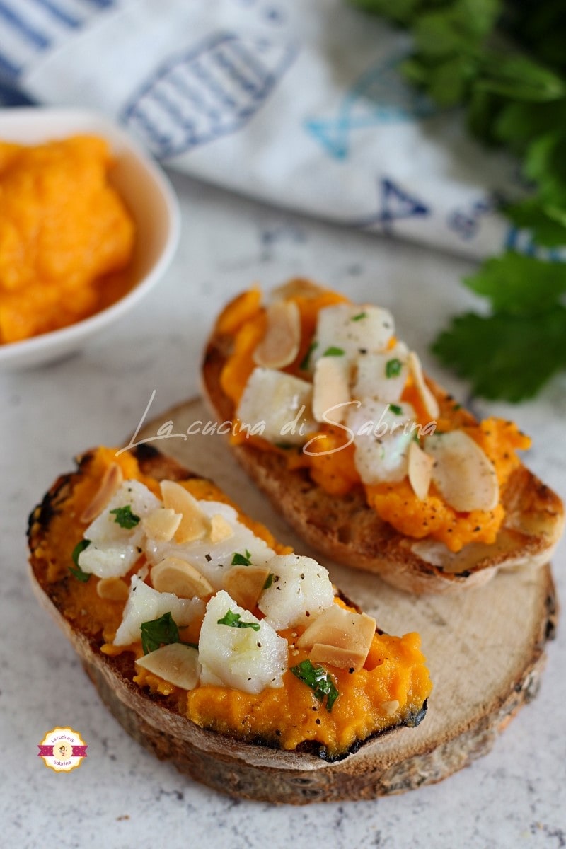 Crostini sabrosos de bacalao