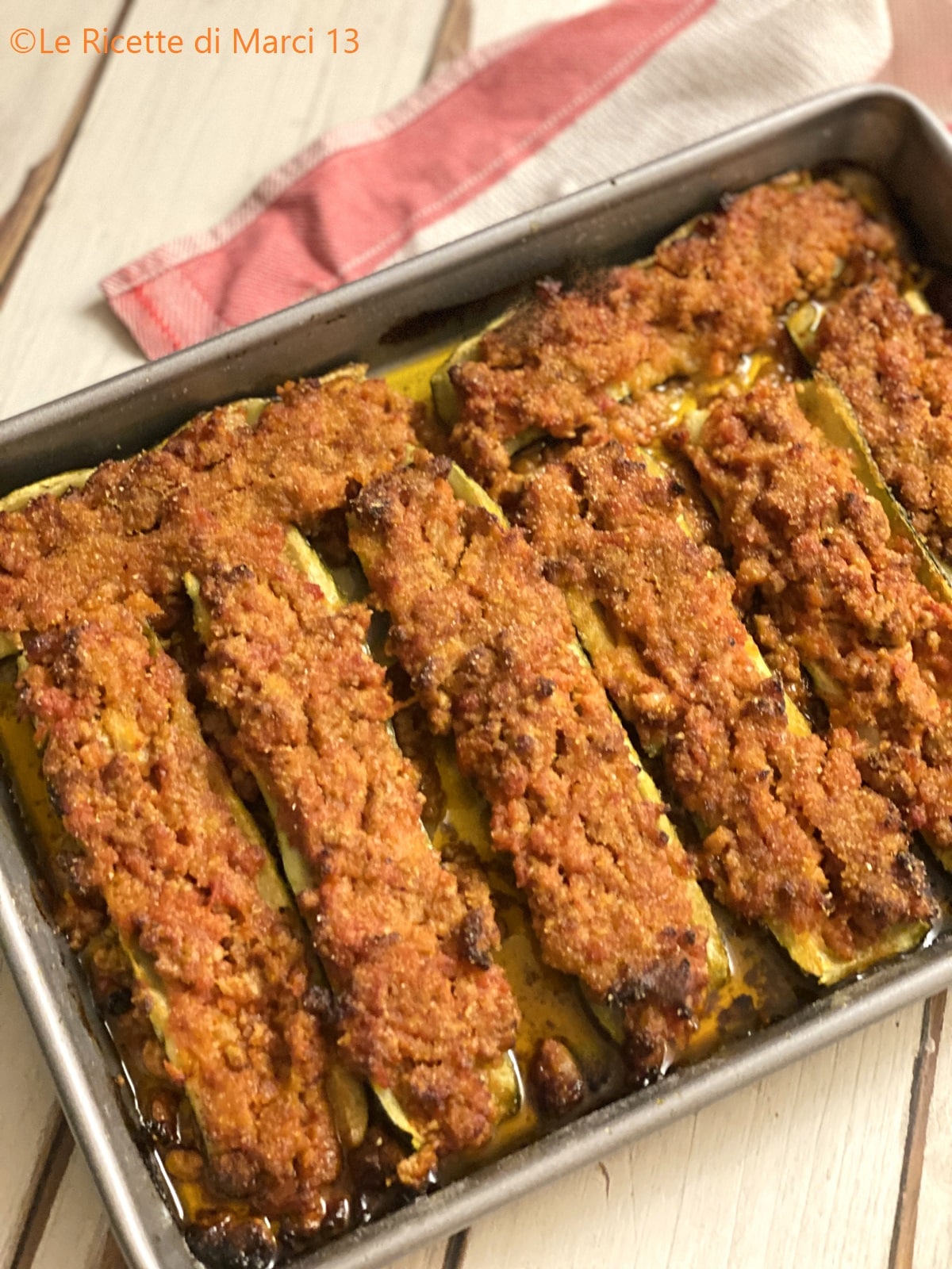Calabacines rellenos de carne con salsa. Receta napolitana de familia, fácil y rápida