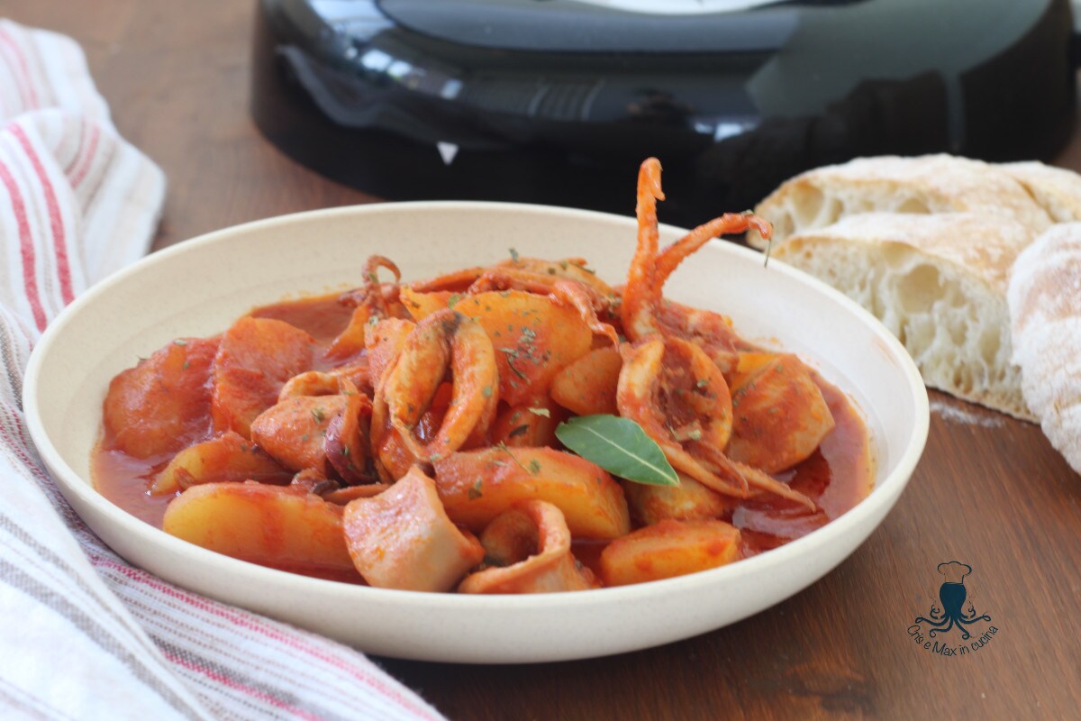 Calamares guisados con patatas en el multicooker