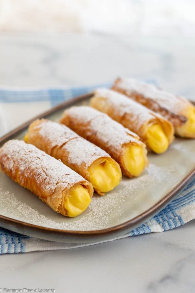 Cannoli de pasta filo con crema