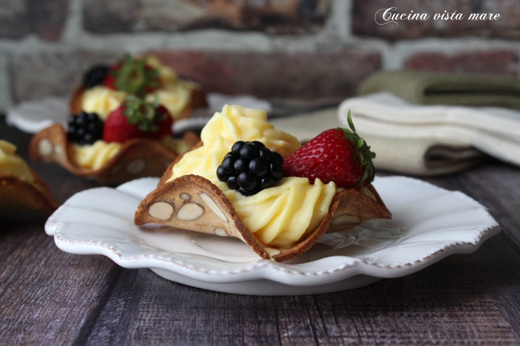 Cantumatti con crema diplomática Cocina vista al mar