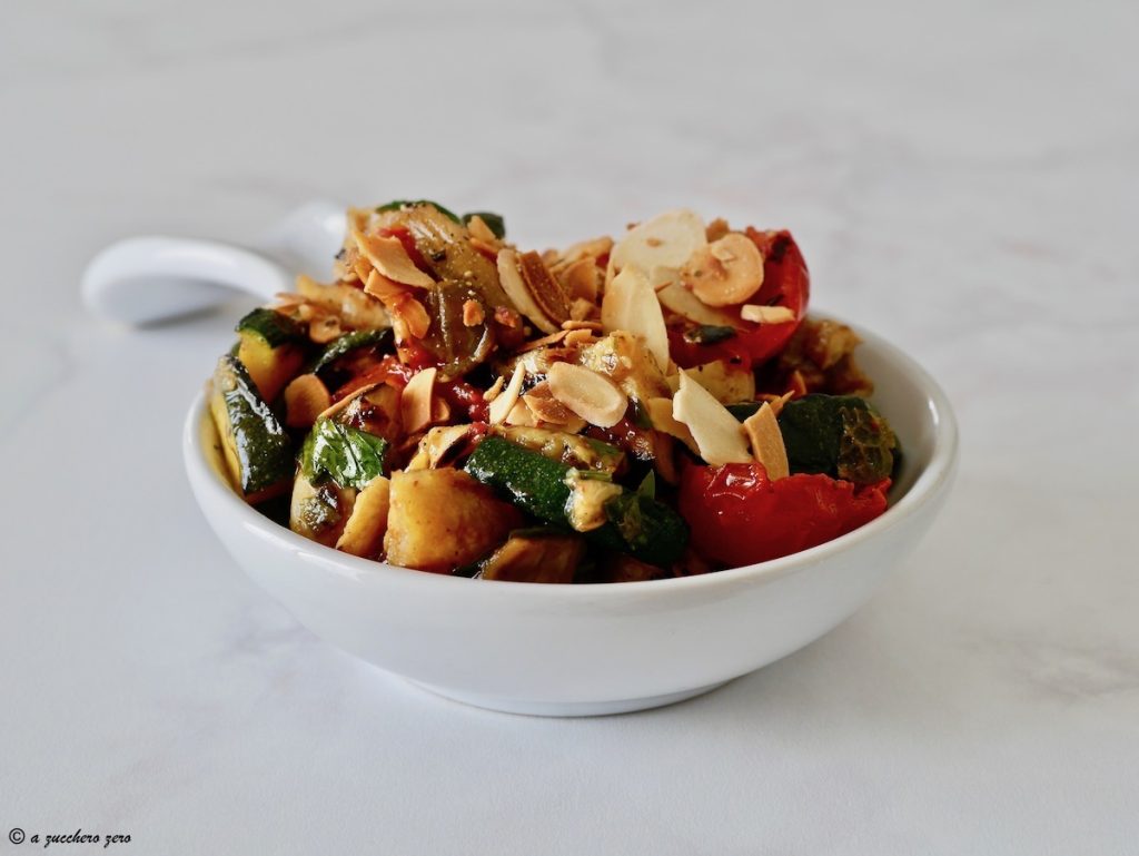 Caponata de verduras a la parrilla con almendras en láminas tostadas