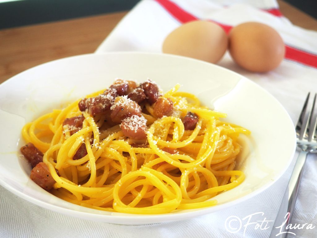 Plato de carbonara con huevos