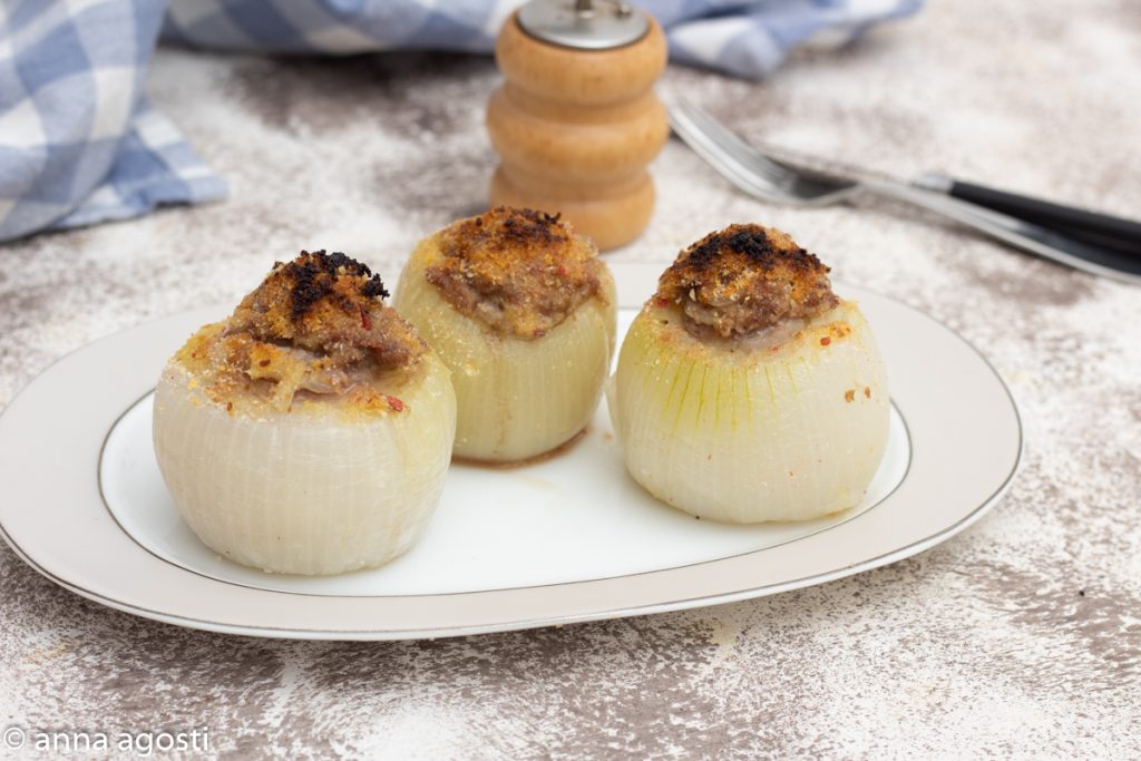 Cebollas rellenas de carne al horno