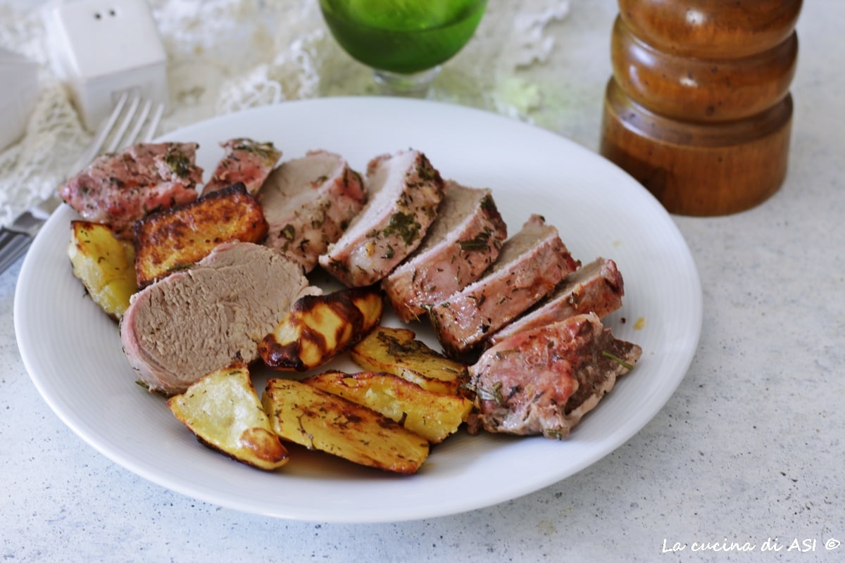 Solomillo de cerdo al horno con hierbas y patatas