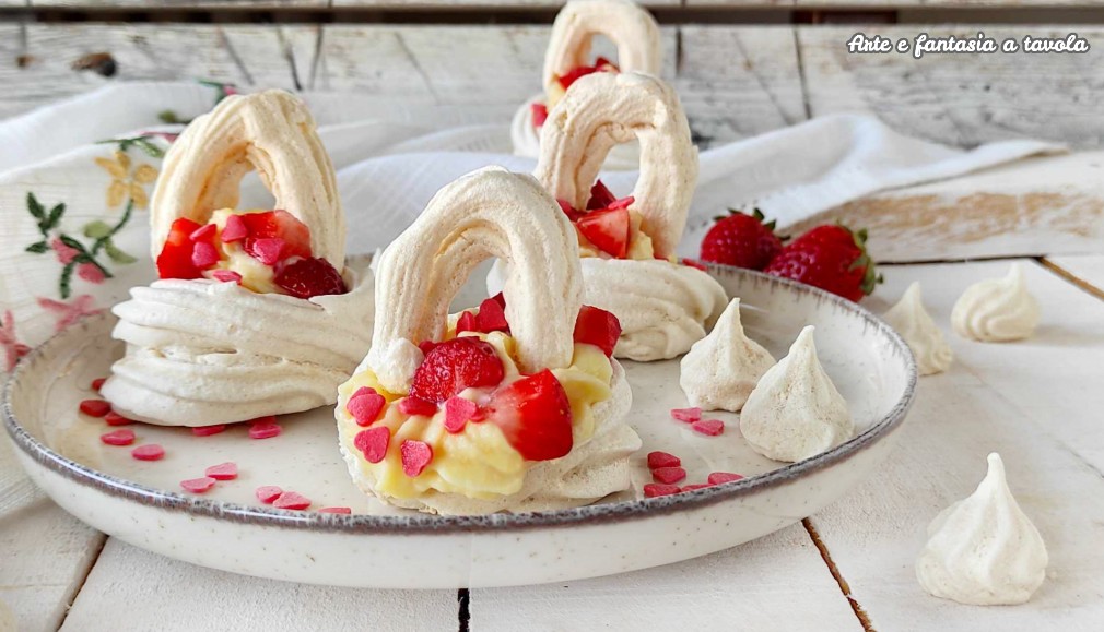 Cestitas de merengue rellenas de crema y fruta
