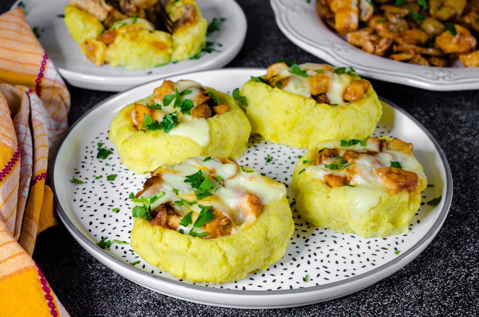 Cestas de patatas rellenas con champiñones y pollo, cremosas y sabrosas