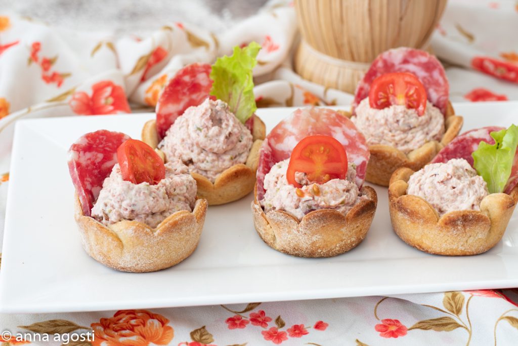 Cestitas de masa quebrada salada con salami y tomates