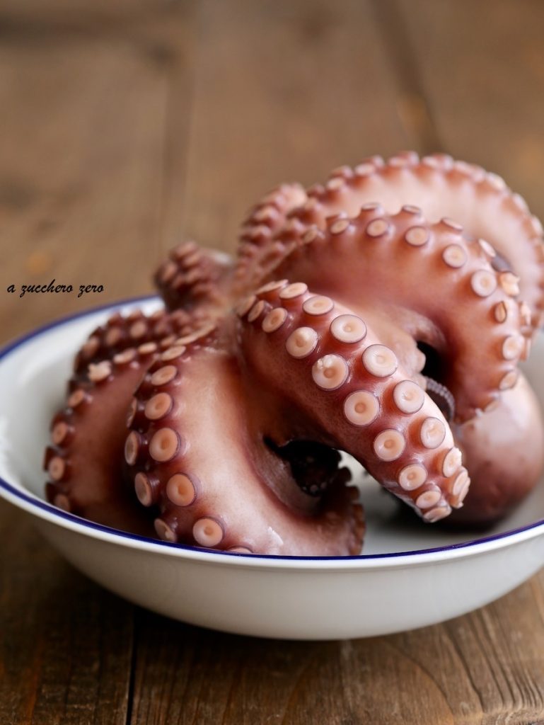 Cocinar el pulpo suave y tierno en su punto justo y con la piel entera