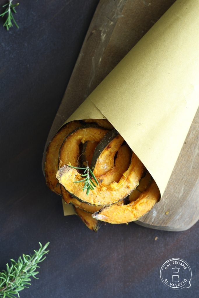rodajas de calabaza cortadas en bastones enharinados y cocidos en freidora de aire