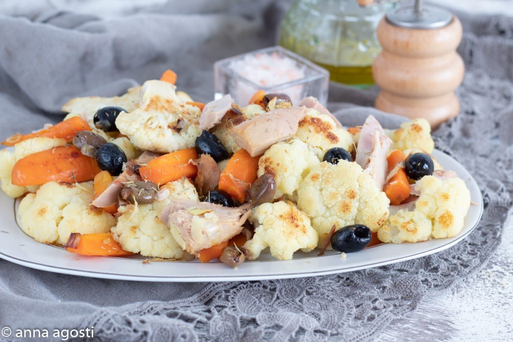 Coliflor con atún y aceitunas en sartén