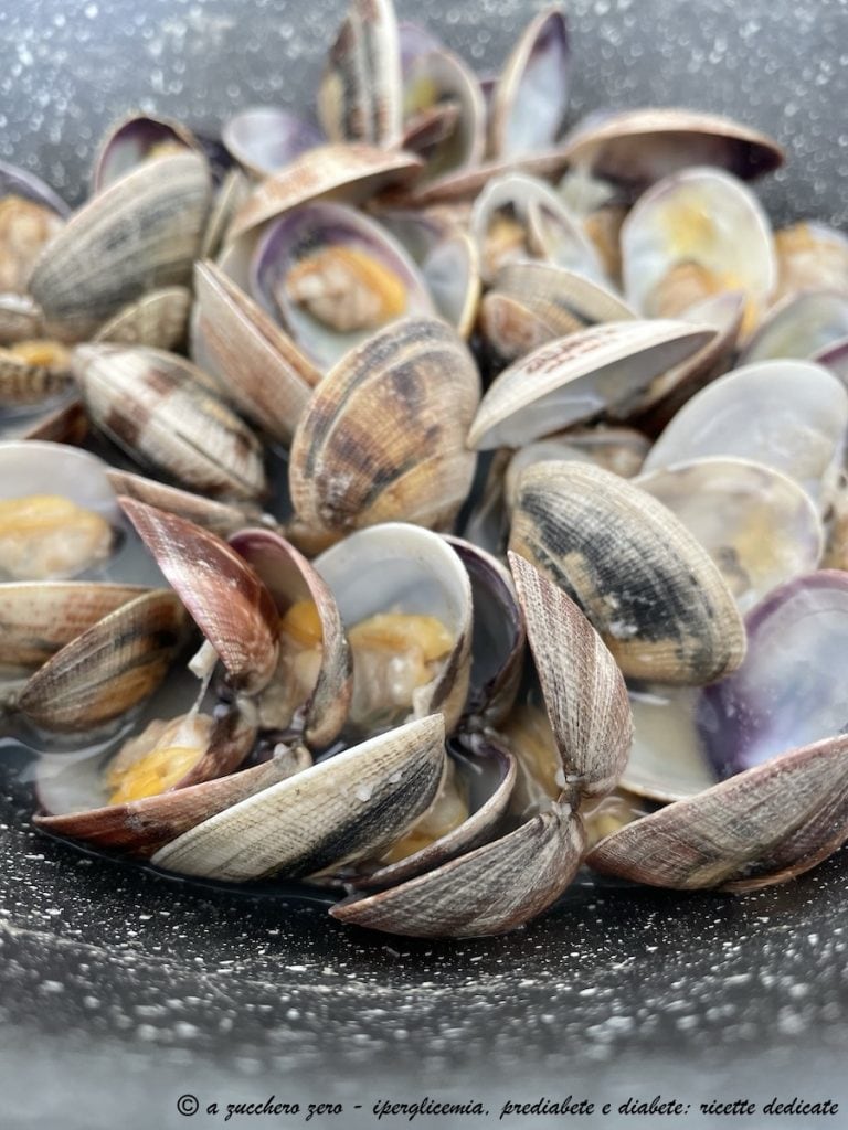 Cómo limpiar las almejas de arena y abrirlas en la sartén sin aceite