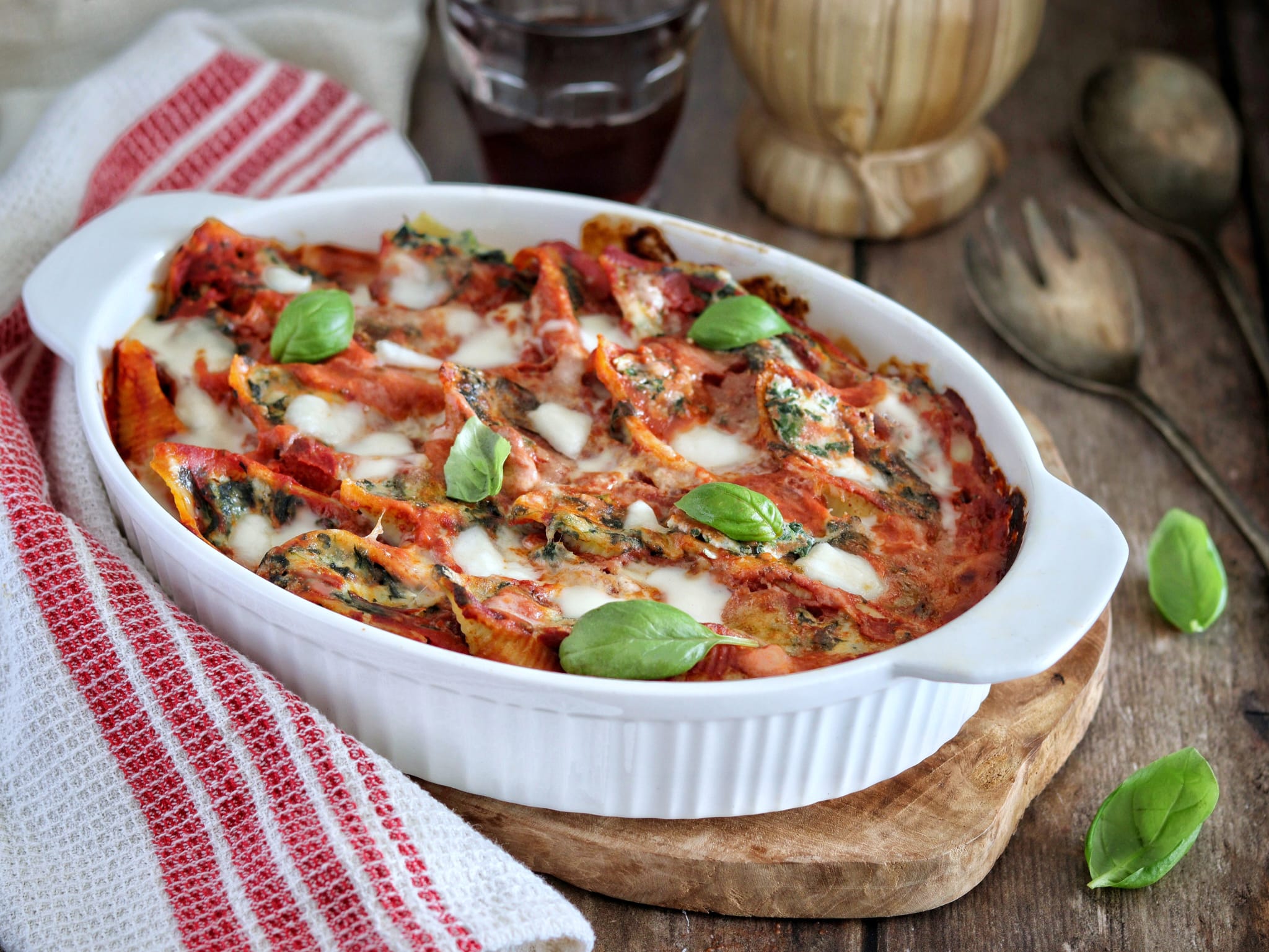 Conchiglioni rellenos de ricotta y espinacas al horno