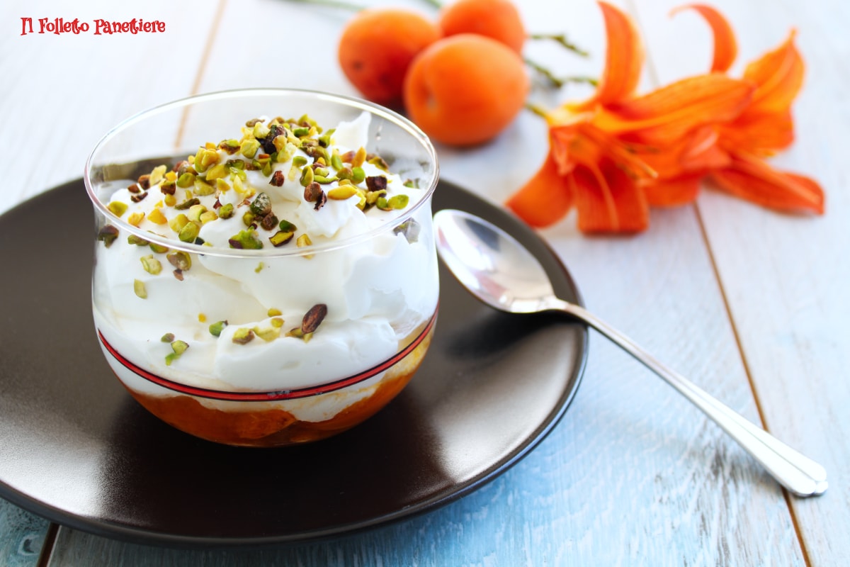 Copas de crema de yogur y albaricoques