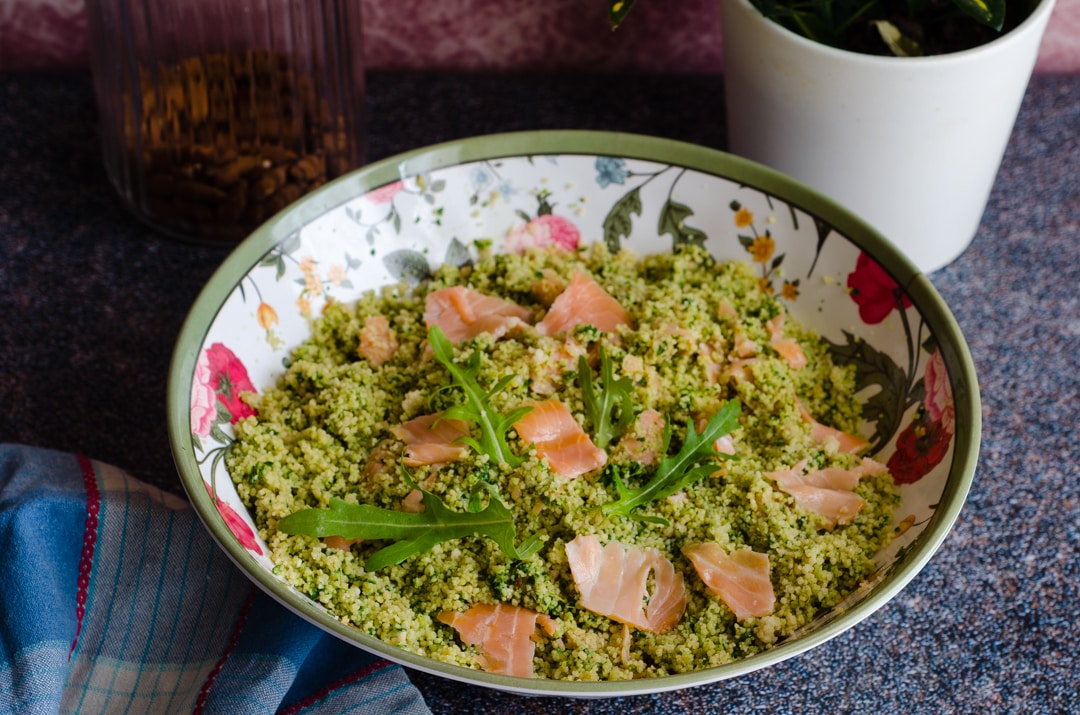Cous cous frío con salmón y pesto de rúcula