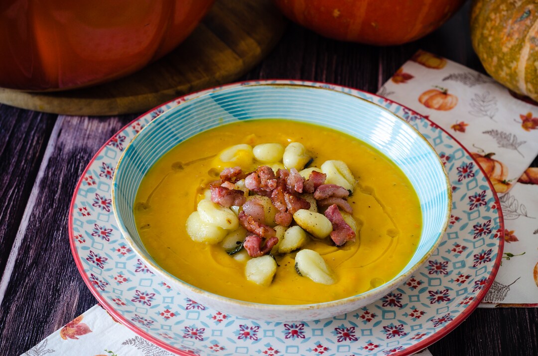 Crema de calabaza con panceta y ñoquis, ¡un plato reconfortante perfecto para el otoño!