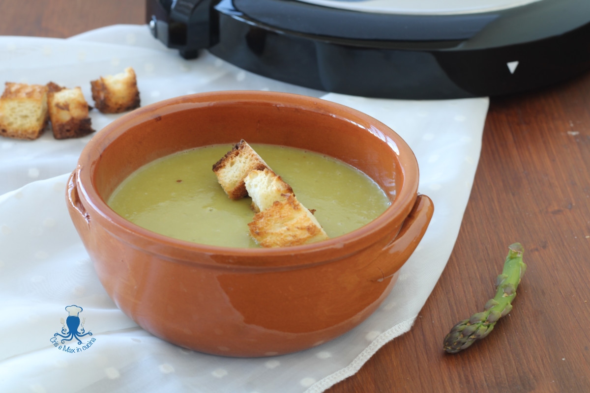 Crema de espárragos y patatas en la multicooker