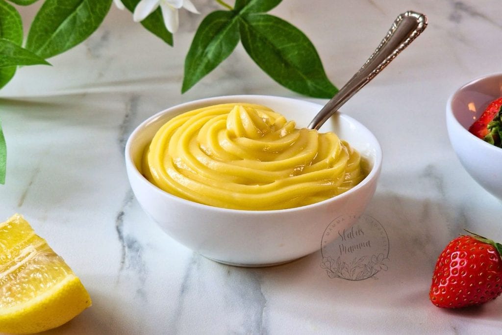 Crema pastelera densa de limón preparada con Bimby, servida en cuenco de postre