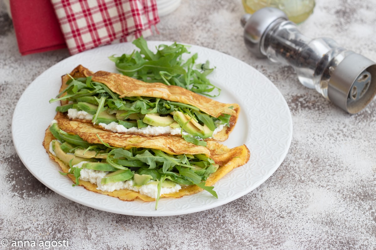 Crepes con crema de ricotta y aguacate