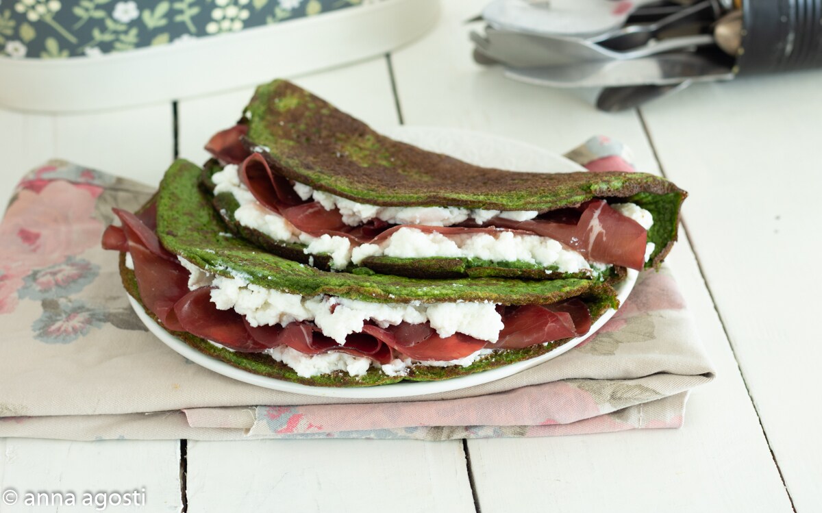 Crepes verdes con bresaola y ricotta