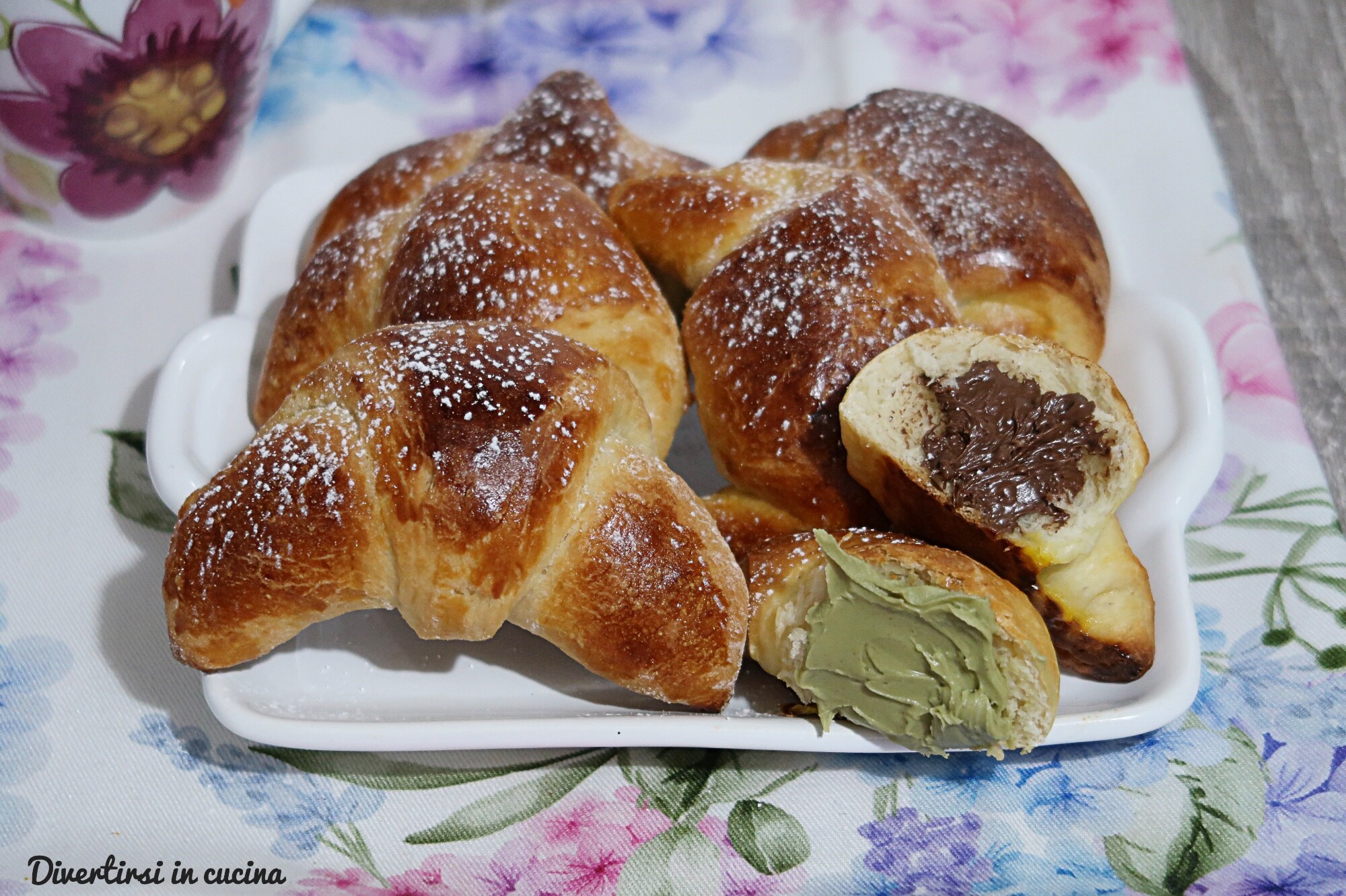 Croissants caseros con corazón sabroso