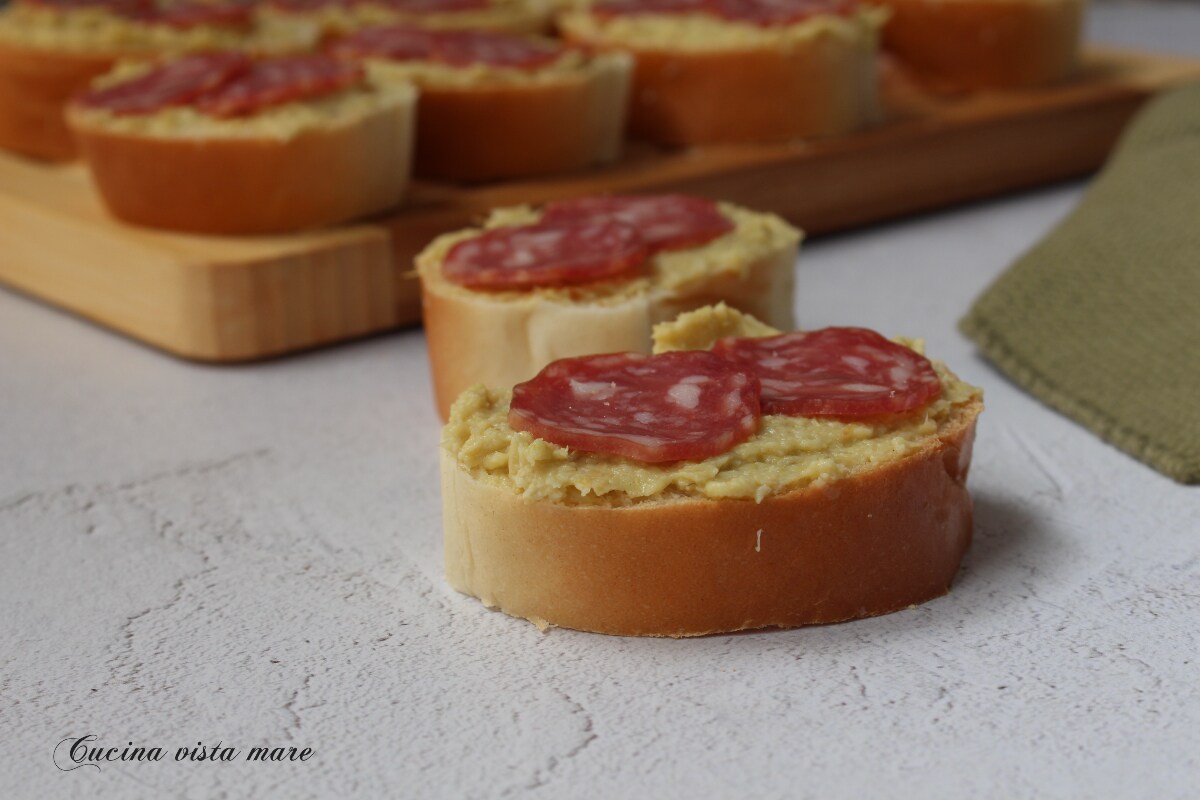 Crostini paté de alcachofas y salami