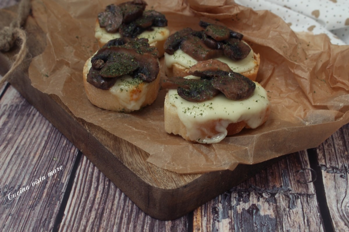 Crostini de setas y scamorza