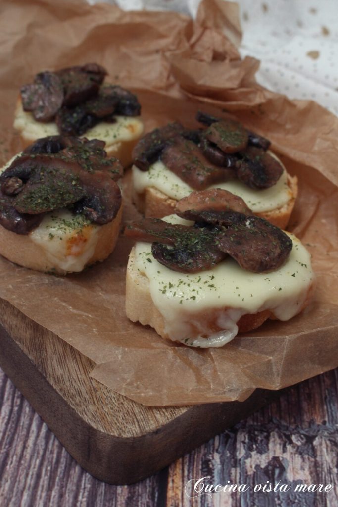 Crostini de setas y scamorza Cocina vista al mar