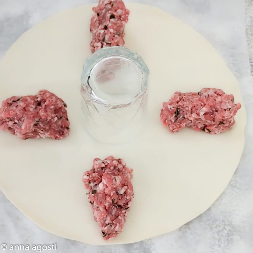 Cornetti di sfoglia filanti con macinato