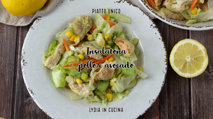 Ensalada grande con pollo y aguacate
