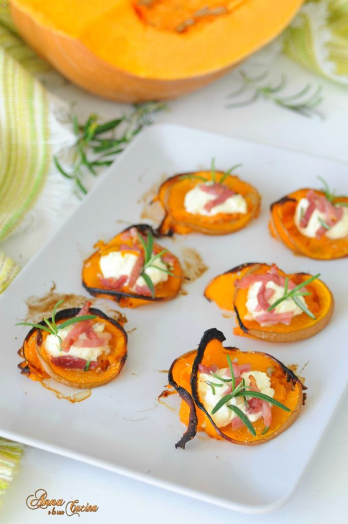 Rodajas de calabaza enrolladas con queso y speck