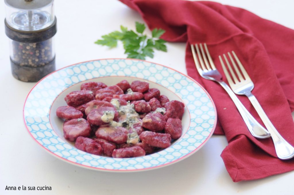 Ñoquis de remolacha con gorgonzola