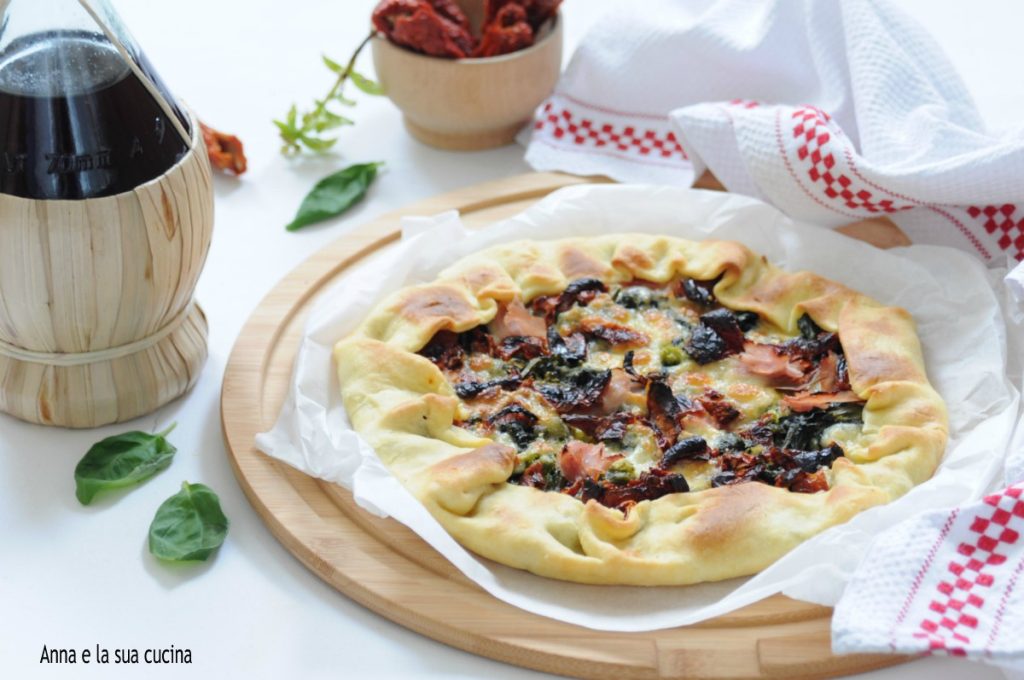 Tarta salada con verduras y tomates secos