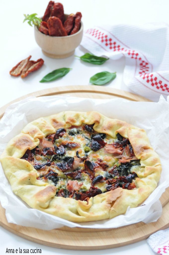 Tarta salada con verduras y tomates secos