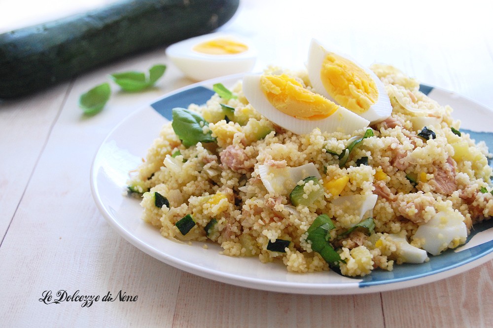 CUSCÚS CON ATÚN CEBOLLAS CALABACINES Y HUEVOS