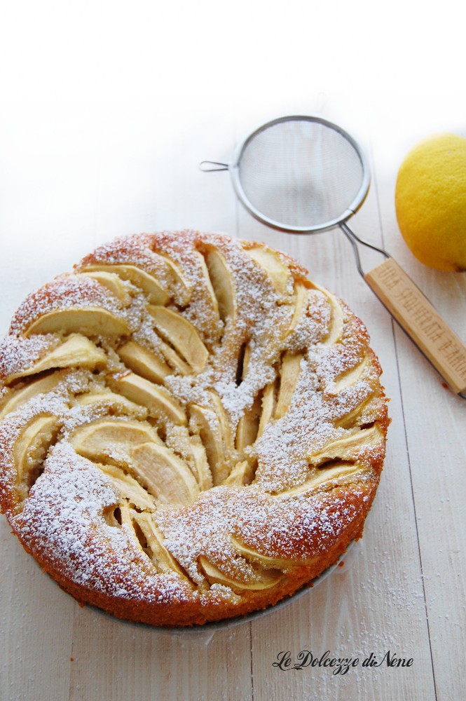 tarta de yogur griego con manzanas y canela