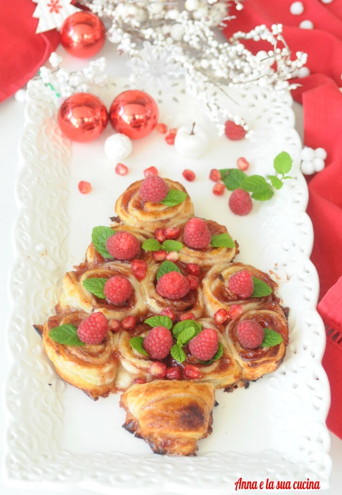Árbol de rollitos de hojaldre con frambuesas