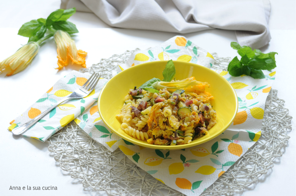 Fusilli con flores de calabacín y huevo revuelto