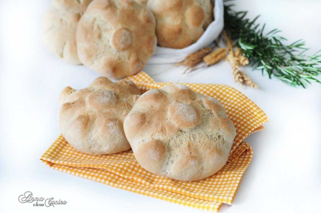 Rosetas de pan con sémola remolida