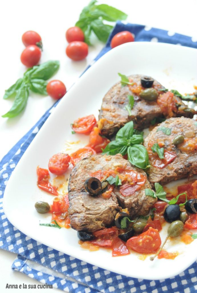 Atún fresco con tomates y aceitunas