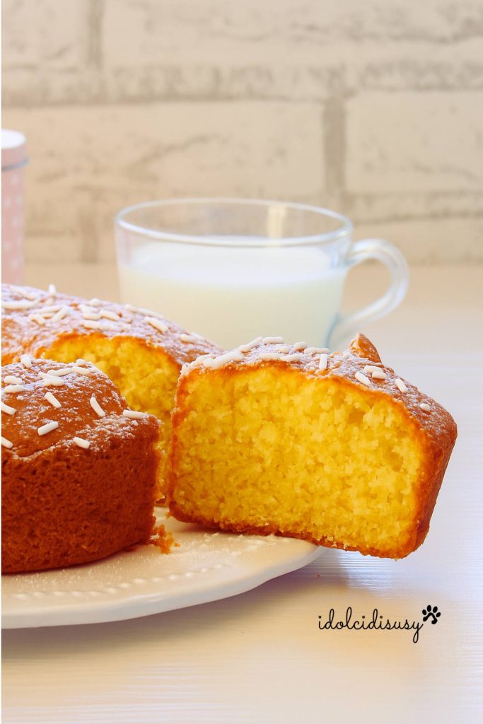 Rebanada de bizcocho clásico suave con azucarillos, dulce de desayuno fácil y genuino