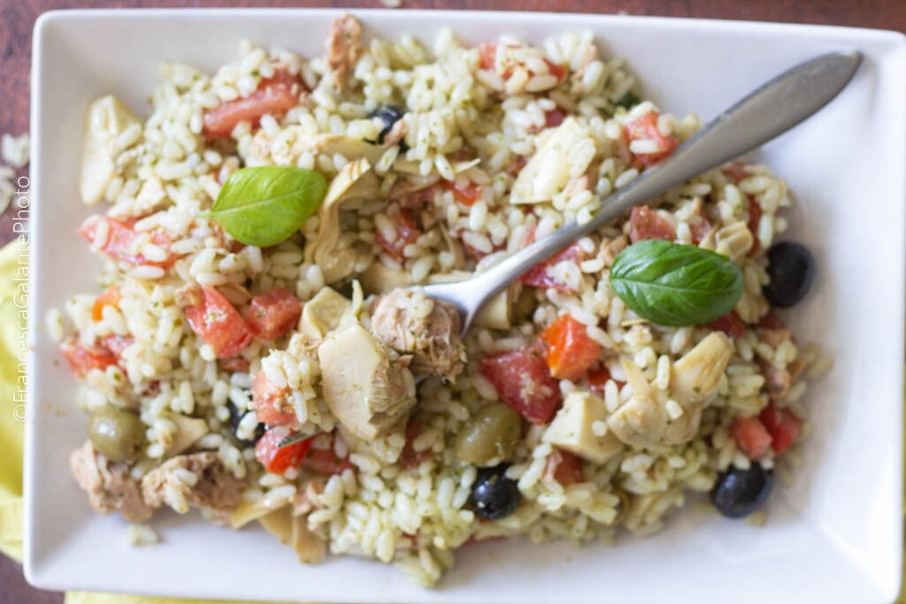 Ensalada rica de arroz con pesto de albahaca