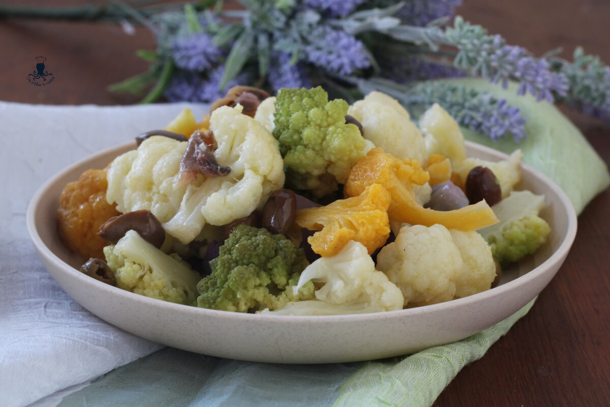 Ensalada de coliflores de colores con anchoas y aceitunas