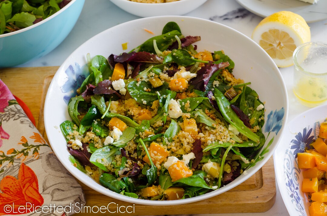 Ensalada con quinoa crujiente, verduras y feta
